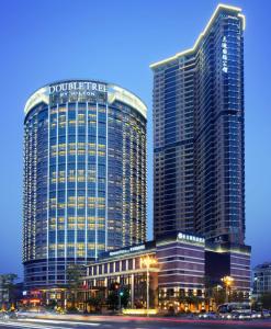 deux grands bâtiments dans une ville la nuit dans l'établissement DoubleTree by Hilton Hotel Putian, à Putian