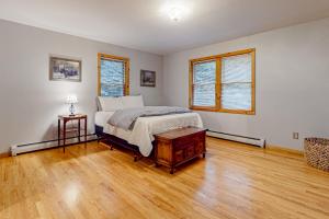 a bedroom with a bed and a wooden floor at Beaver Glen in Vermont Ventures