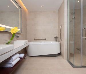 Koupelna v ubytování Hilton Garden Inn Shangri-La