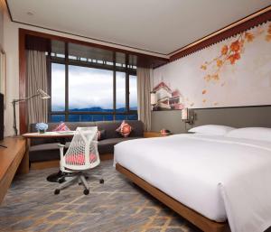 Postel nebo postele na pokoji v ubytování Hilton Garden Inn Shangri-La
