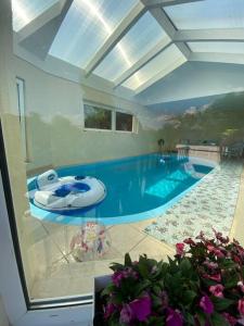 una gran piscina en una casa con bañera en VILLA Sebe 