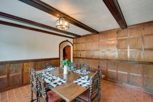 uma sala de jantar com uma mesa de madeira e cadeiras em Missouri Castle with Private Lake, Pool and 100 Acres! em Avon