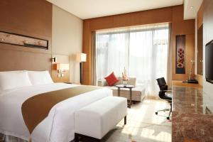 - une chambre avec un grand lit et une grande fenêtre dans l'établissement DoubleTree By Hilton Jiaxing, à Jiaxing