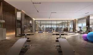 een fitnessruimte met een rij pilatesapparatuur bij Doubletree Resort By Hilton Hainan - Xinglong Lakeside in Wanning