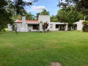 a white house with a large yard at Quinta Las Amintas in Berna