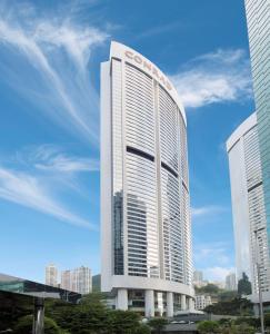 Un bâtiment avec un panneau Google sur son côté dans l'établissement Conrad Hong Kong, à Hong Kong