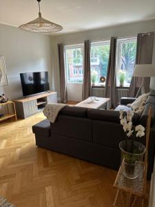 uma sala de estar com um sofá e uma mesa em Pråmkanalens Pensionat i Karlstad em Karlstad