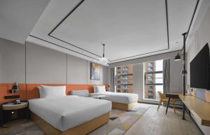 een slaapkamer met een bed, een bank en een tv bij Hilton Garden Inn Xingtai Xiangdu District in Ta-liang-chuang +22 foto's