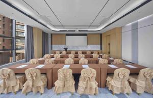 een grote vergaderzaal met een grote tafel en stoelen bij Hilton Garden Inn Xingtai Xiangdu District in Ta-liang-chuang