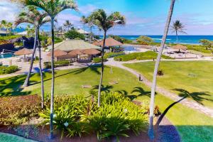 una vista aérea de un complejo con palmeras y el océano en Condos in Kauai Beach Resort, en Hanamaulu