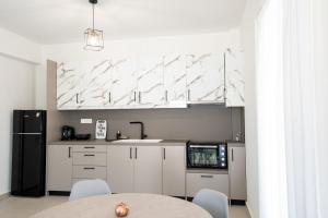 Kuchyň nebo kuchyňský kout v ubytování Ennea Suites-Flame suite
