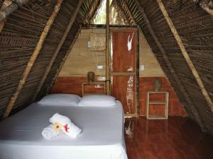 ein Schlafzimmer mit einem Bett mit Handtüchern darauf in der Unterkunft Chowa lodge in Nuquí