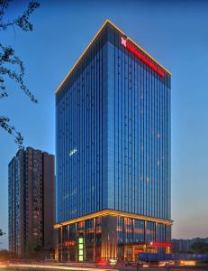 un edificio alto con muchas ventanas en Hilton Garden Inn Chengdu Huayang en Chengdú
