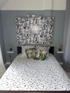 Dormitorio con cama con dosel en la pared en Chez Monique et Jean-Claude, en Pézarches