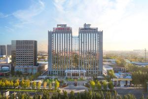 Doubletree By Hilton Baoding في Baoding: اطلالة على مدينة ذات مباني طويلة