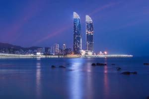 厦门厦门康莱德酒店的城市天际线,在水中建有高楼