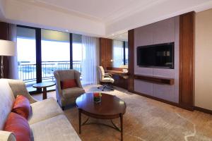 A seating area at DoubleTree by Hilton Ningbo - Chunxiao