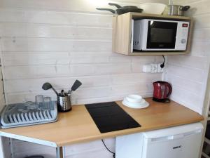 una piccola cucina con bancone e forno a microonde di Holiday House in Dziwnówek near Sea and Lake a Dziwnówek