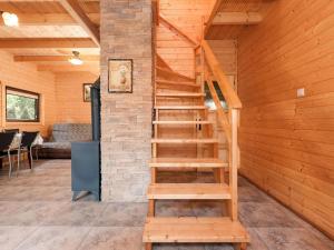 - un escalier en bois dans une chambre dotée d'un mur en briques dans l'établissement Holiday Resort in Pobierowo for 6 persons, à Pobierowo