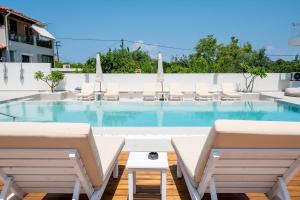 Bazén v ubytování Ennea Suites-Flame suite nebo v jeho okolí