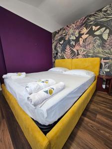 1 cama grande con toallas en una habitación en Drion Apartment with lake view, en Pogradec