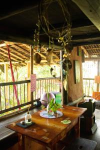 une table en bois dans une chambre avec vue sur aambooambooambooambooamboo mboo dans l'établissement Remo Hostel, à Paraty-Mirim