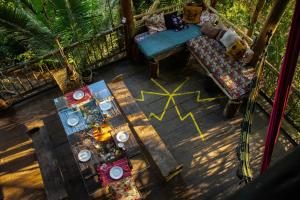 - une vue sur la terrasse couverte dotée d'une table et d'un canapé dans l'établissement Remo Hostel, à Paraty-Mirim