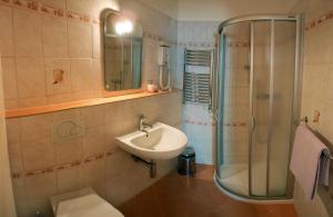Koupelna v ubytování Hotel Babí lom