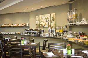 Hotel Alphaville Apto 1405 في باروري: غرفة طعام مع طاولات وكراسي في مطعم