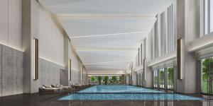 Fuzhou的住宿－抚州保利华章希尔顿逸林酒店，建筑物内游泳池的 ⁇ 染
