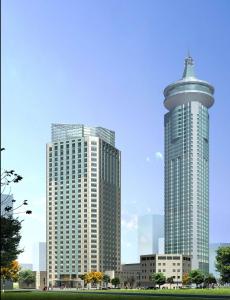 上海市にあるDoubleTree by Hilton Shanghai Pudong - Present welcome cookieの街中の高層ビル2棟の眺望