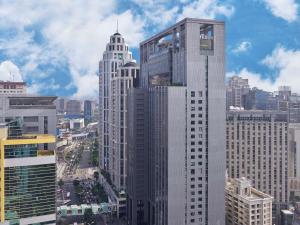 un grupo de edificios altos en una ciudad en Hilton Taipei Sinban en Taipéi