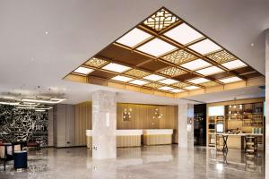 un vestíbulo con un tragaluz grande en un edificio en Hilton Garden Inn Chengdu Kuanzhai Alley, en Chengdú