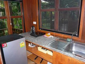 encimera de cocina con fregadero y ventana en Bangsaray Village Resort en Ban Nong Chap Tao