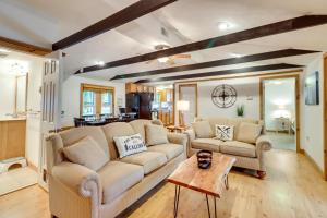 Χώρος καθιστικού στο Walk to Beaches Tree-Lined Pocono Lake Retreat!