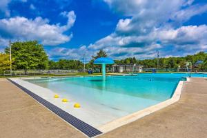Πισίνα στο ή κοντά στο Walk to Beaches Tree-Lined Pocono Lake Retreat!