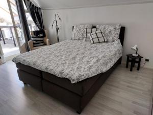 Un dormitorio con una cama grande con almohadas. en Riethove, en Harlingen