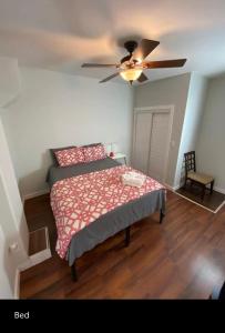 een slaapkamer met een bed en een plafondventilator bij Home near University City in Philadelphia