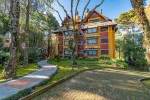 a house in the middle of a road at Villagio de Fiore - Stay House Temporada in Gramado