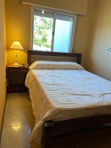 Schlafzimmer mit einem großen Bett und einem Fenster in der Unterkunft Departamento Céntrico bis in Goya