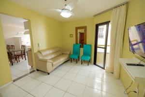 a living room with a couch and two chairs at Edificio Londres in Guarapari