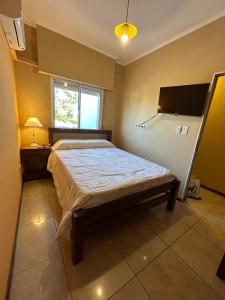 um quarto com uma cama e uma janela em Departamento Céntrico bis em Goya