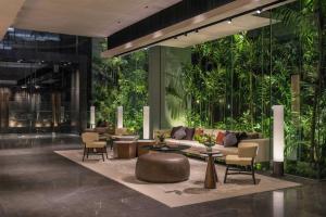 un vestíbulo con una gran pared verde de plantas en DoubleTree by Hilton Bangkok Ploenchit, en Bangkok