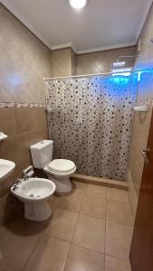 La salle de bains est pourvue d'une douche et de toilettes. dans l'établissement Departamento Céntrico bis, à Goya