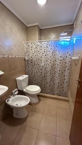 a bathroom with a toilet and a shower at Departamento Céntrico bis in Goya