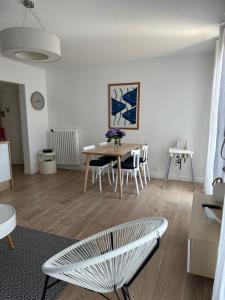 salon ze stołem i krzesłami w obiekcie La cale du bord de mer w mieście Concarneau