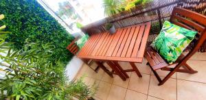 A garden outside Apartamento Arenal II