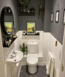 a bathroom with a white toilet and a sink at HABITACIÓN PRIVADA EN PISO a 10 minutos de Atocha in Madrid