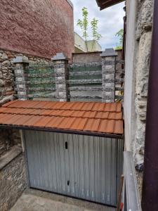 un garage métallique avec toit sur un bâtiment dans l'établissement DIANA HOUSE, à Colazza