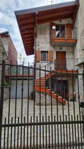 une clôture en fer devant un bâtiment avec balcon dans l'établissement DIANA HOUSE, à Colazza